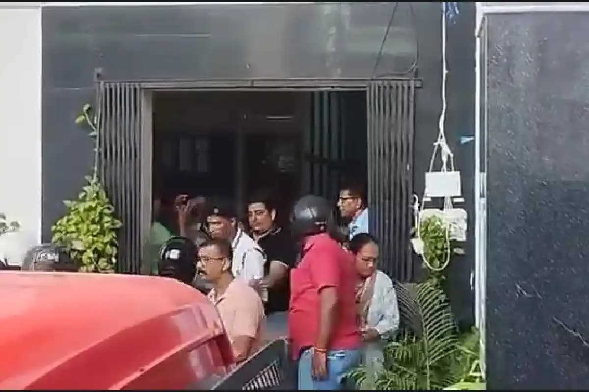 Kolkata News: पाटुली थाना से बाहर लाए गए बाप्पादित्य पर लोगों ने अंडे फेंके, इलाके में दिखा लोगों का गुस्सा