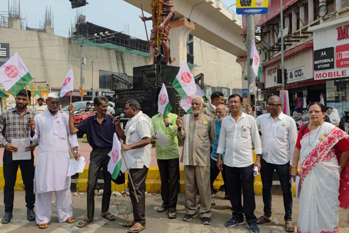 महाराष्ट्र में फसल बर्बादी मुआवज़ा कटौती के विरोध में किसानों का आक्रोश