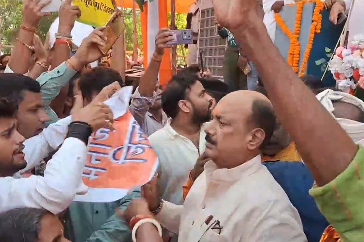 मुजफ्फरपुर में मनोज तिवारी के कार्यक्रम में रामसूरत राय समर्थकों का विरोध, औराई सीट पर प्रत्याशी परिवर्तन की मांग