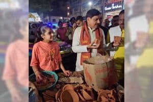 Akhilesh Yadav UP Diwali 2025: अखिलेश यादव ने यूपी दिवाली 2025 के लिए दीयों पर खर्च न करने का सुझाव दिया, जबकि सीएम मोहन यादव ने स्थानीय विक्रेताओं से खरीदारी की