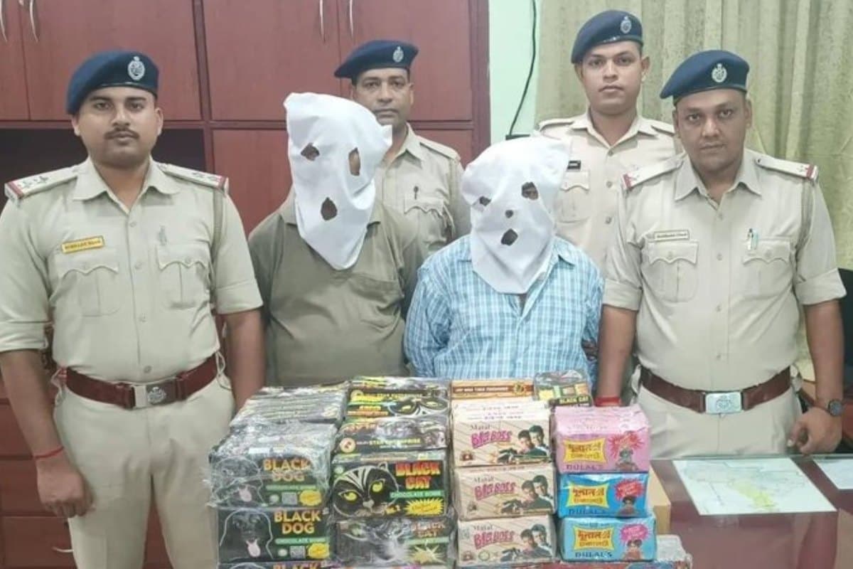 दीवाली से पहले पश्चिम बंगाल पुलिस ने 3,000 किलोग्राम अवैध पटाखे जब्त किए