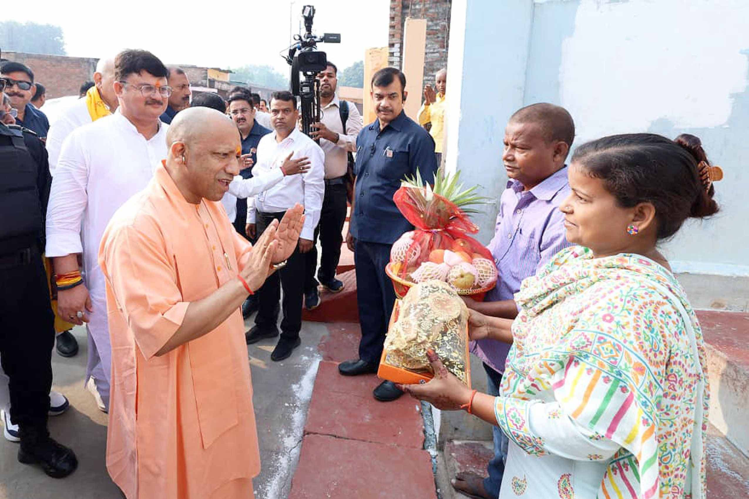 मुख्यमंत्री योगी ने अयोध्या में घर-घर पहुंचाकर दिया दीपोत्सव का उपहार, वाल्मीकि व माझी समाज के संग मनाई दीपावली