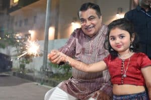Nitin Gadkari Diwali Celebration: नितिन गडकरी ने नाती-पोतों के साथ मनाई दीपावली, दिया पर्यावरण संरक्षण का संदेश