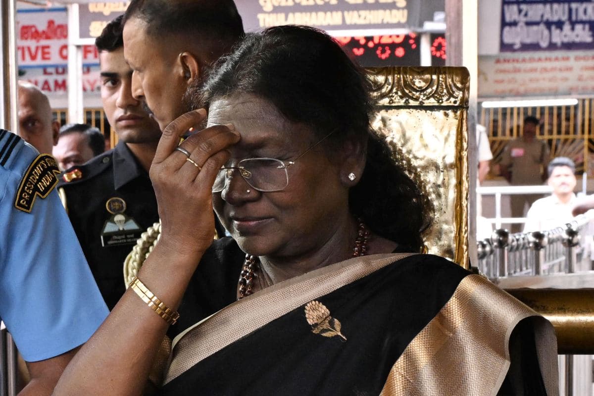 Draupadi Murmu: राष्ट्रपति द्रौपदी मुर्मू ने सबरीमाला मंदिर में की ऐतिहासिक यात्रा, हेलिकॉप्टर हादसे के बाद पैदल चढ़ीं पवित्र 18 सीढ़ियां