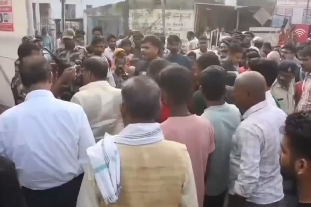 Bihar Crime: बेगूसराय में शराब कारोबारियों का कहर, छापेमारी के दौरान पुलिस टीम पर बर्बर हमला, तीन महिला सिपाही सहित पाँच जवान गंभीर रूप से घायल
