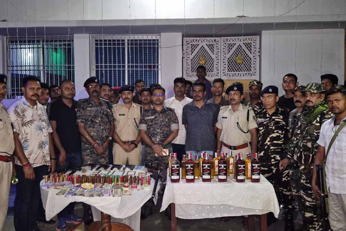 Bihar News: मोतिहारी पुलिस की बड़ी सफलता, हथियार तस्करों पर छापा, भारी मात्रा में असलहा और नकदी बरामद