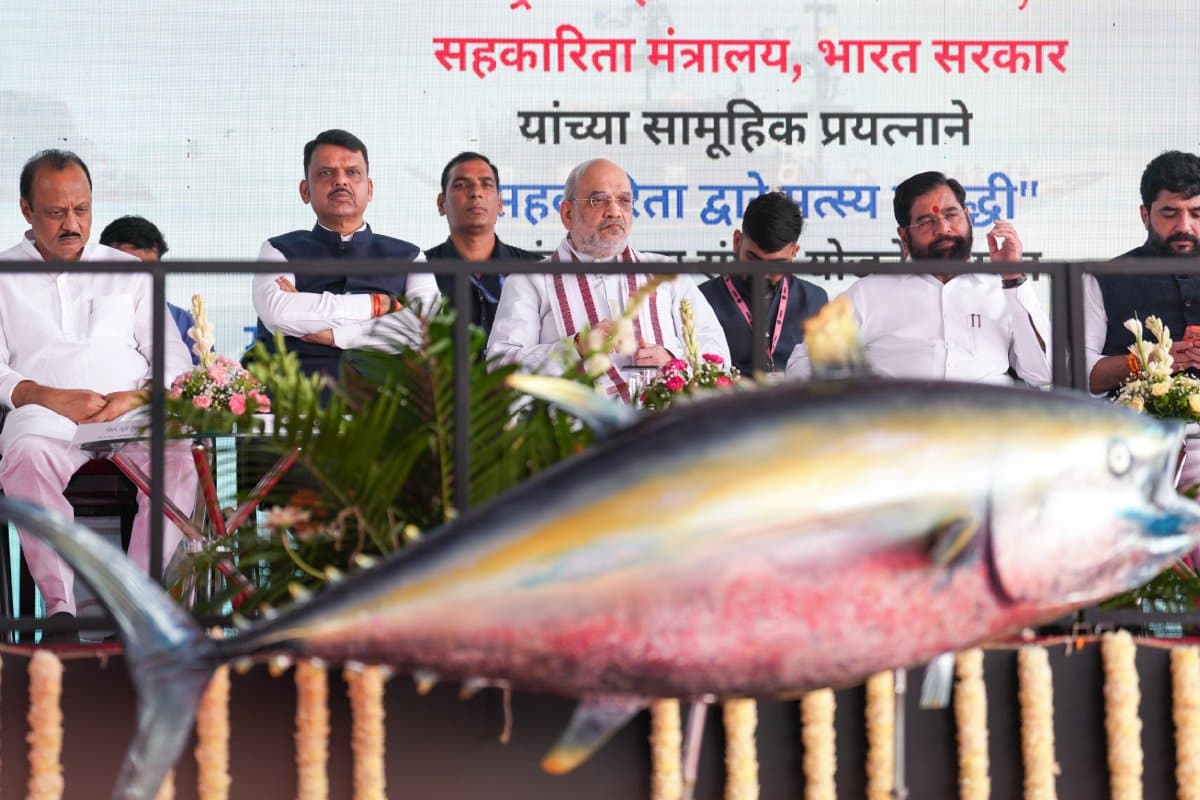 Amit Shah: अमित शाह ने मुंबई में डीप-सी फिशिंग वेसल्स का किया शुभारंभ, कार्यक्रम में फडणवीस, शिंदे और पवार भी रहे मौजूद