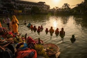 Chhath Puja 2025 – संध्या अर्घ्य और उषा अर्घ्य के लिए हजारों लोग घाटों पर एकत्र हुए। छठ पूजा पर कोलकाता के घाटों पर भीड़, सूर्य देव को दिया अर्घ्य, प्रशासन ने बनाए अल्प घाट और लागू किए गए धार्मिक नियम।