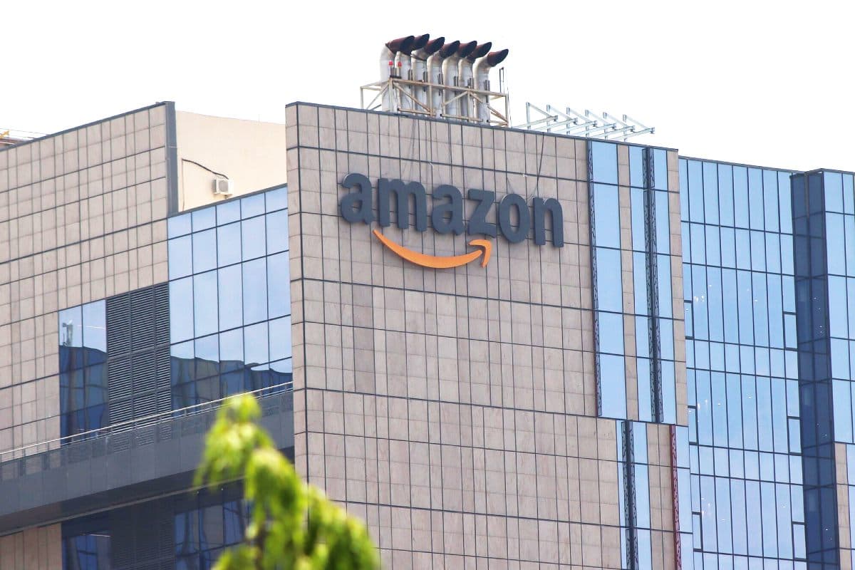 Amazon Layoffs: अमेज़न में अब तक की सबसे बड़ी छंटनी, 30,000 कर्मचारियों की नौकरी पर संकट