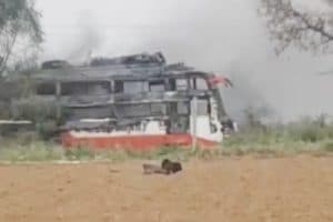 Private Bus Fire Jaipur: बिजली के तार से टकराने के बाद बस में आग लगने से दो लोगों की मौत और पांच घायल