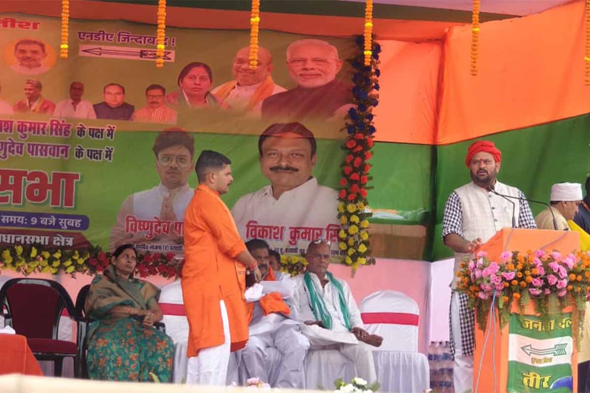 रघुनाथपुर में चुनावी ज्वार: योगी आदित्यनाथ का आगमन, जनसभा में उमड़ा जनसैलाब