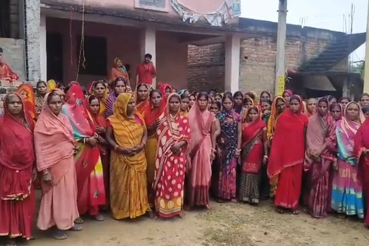 Bhagalpur Crime News: चांदपुर में सैकड़ों महिलाओं से करोड़ों की ठगी, आरोपी हुआ फरार