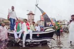 Darbhanga Rain Waterlogging Politics: दरभंगा में बारिश से जलजमाव पर उमेश सहनी का नाव से विरोध, भाजपा प्रत्याशी बोले- दिखावा