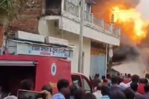 Darbhanga Hasan Chak Fire: दरभंगा के हसन चक में सिलेंडर धमाकों से लगी आग, छह घर जलकर खाक