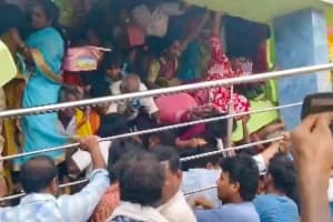 Andhra Pradesh temple stampede – श्रीकाकुलम के वेंकटेश्वर स्वामी मंदिर हादसे में 9 लोगों की मौत