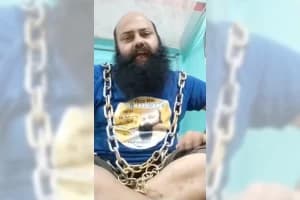 Sanjay Sangharsh Singh Independent Candidate Shivhar – जंजीरों में बंधकर प्रचार कर रहे निर्दलीय प्रत्याशी, बागमती नदी पर पुल निर्माण की मांग