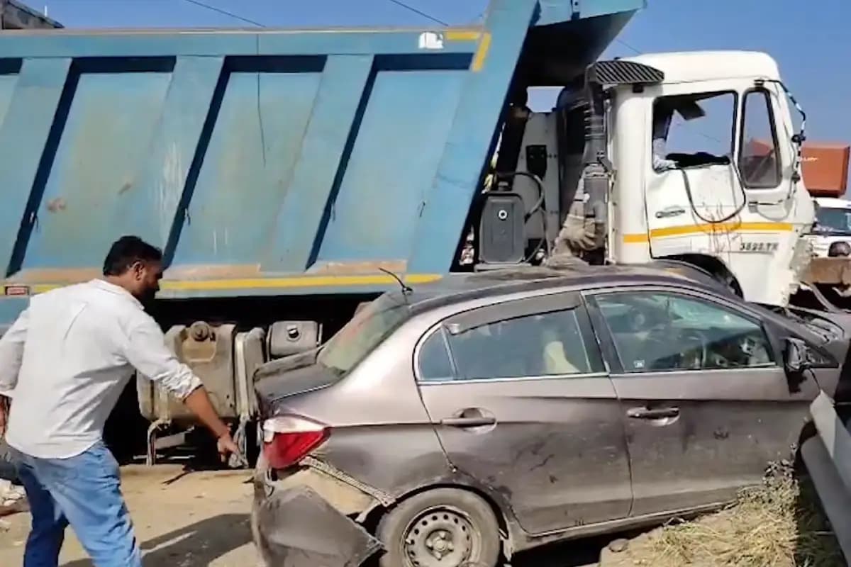 Jaipur News: जयपुर में डंपर का तांडव – 17 गाड़ियों से भिड़ंत में 12 लोगों की दर्दनाक मौत, हरमाड़ा क्षेत्र में मचा हाहाकार