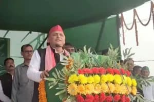 Bihar Election 2025: सिवान में अखिलेश यादव का हमला — “एनडीए ने महंगाई और अराजकता फैलाई, ‘एक रंगा पड़ोसी’ को बहुरंगी लोग पसंद नहीं”