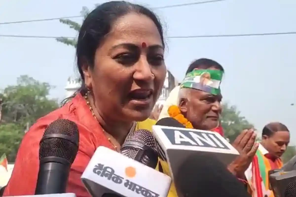 Siwan Election 2025: सिवान में रेखा गुप्ता का दमदार रोड शो, NDA प्रत्याशी इंद्रदेव पटेल के समर्थन में उमड़ा जनसैलाब
