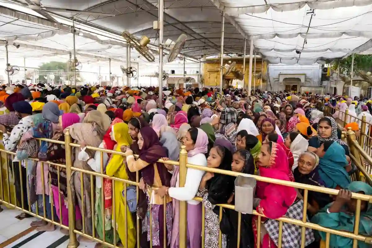 Guru Nanak Jayanti: पाकिस्तान ने गुरु नानक जयंती पर 14 भारतीय हिंदू श्रद्धालुओं को प्रवेश से रोका, कहा – “तुम सिख नहीं हो”