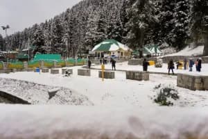 Baramulla Snowfall: गुलमर्ग में मौसम की पहली बर्फबारी, सफेद चादर में लिपटा पर्यटन स्थल