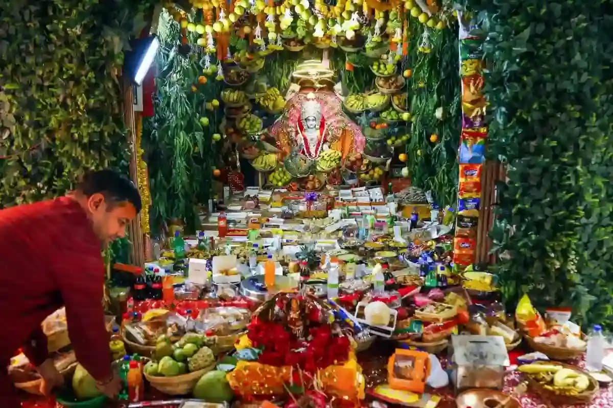 देव दीपावली : गंगा तट पर झिलमिलाए असंख्य दीप, काशी में उमड़ी श्रद्धा की लहर