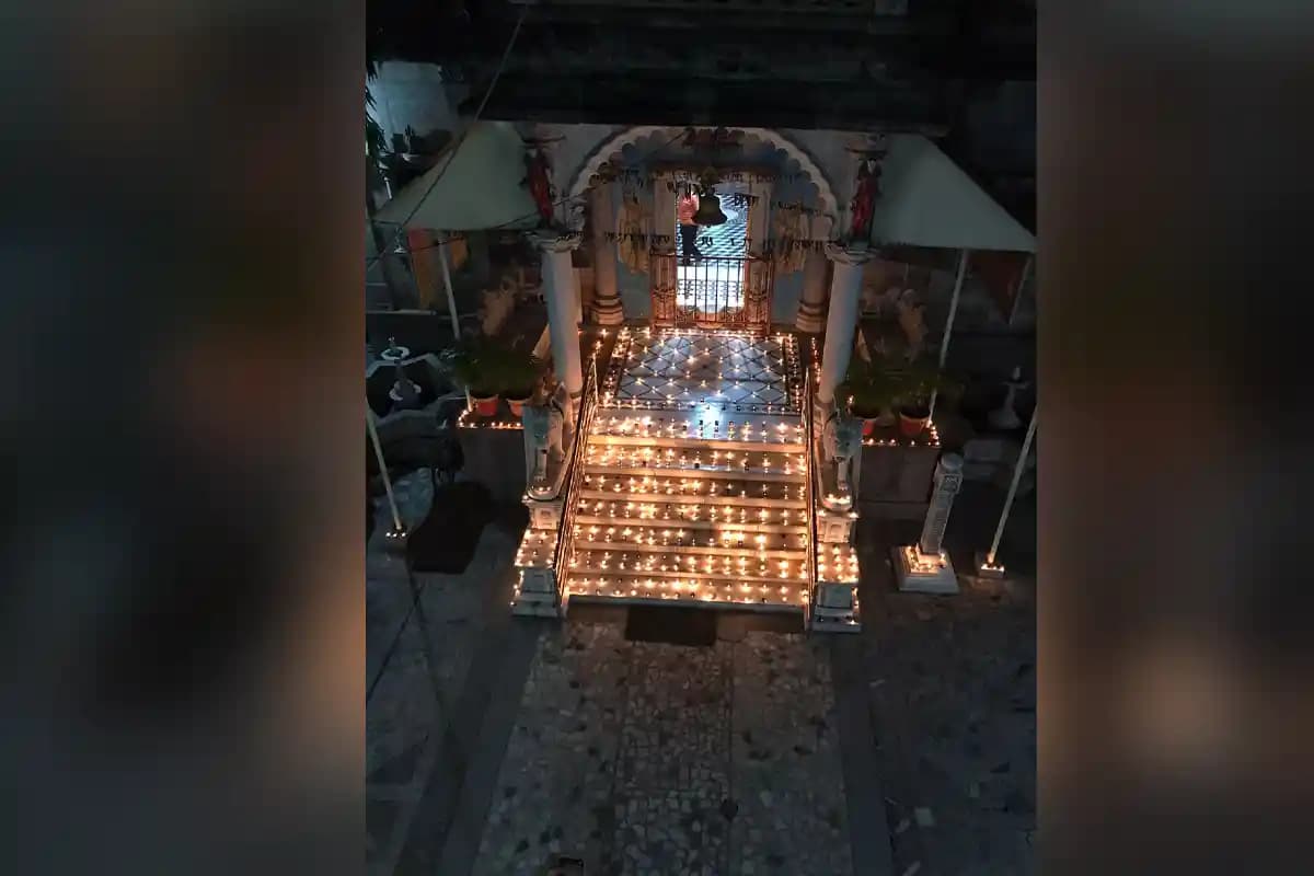 टीपुर पूर्णिमा पर श्री पोद्दारेश्वर राम मंदिर में भव्य दीपोत्सव, श्रद्धालुओं ने किया आराधना