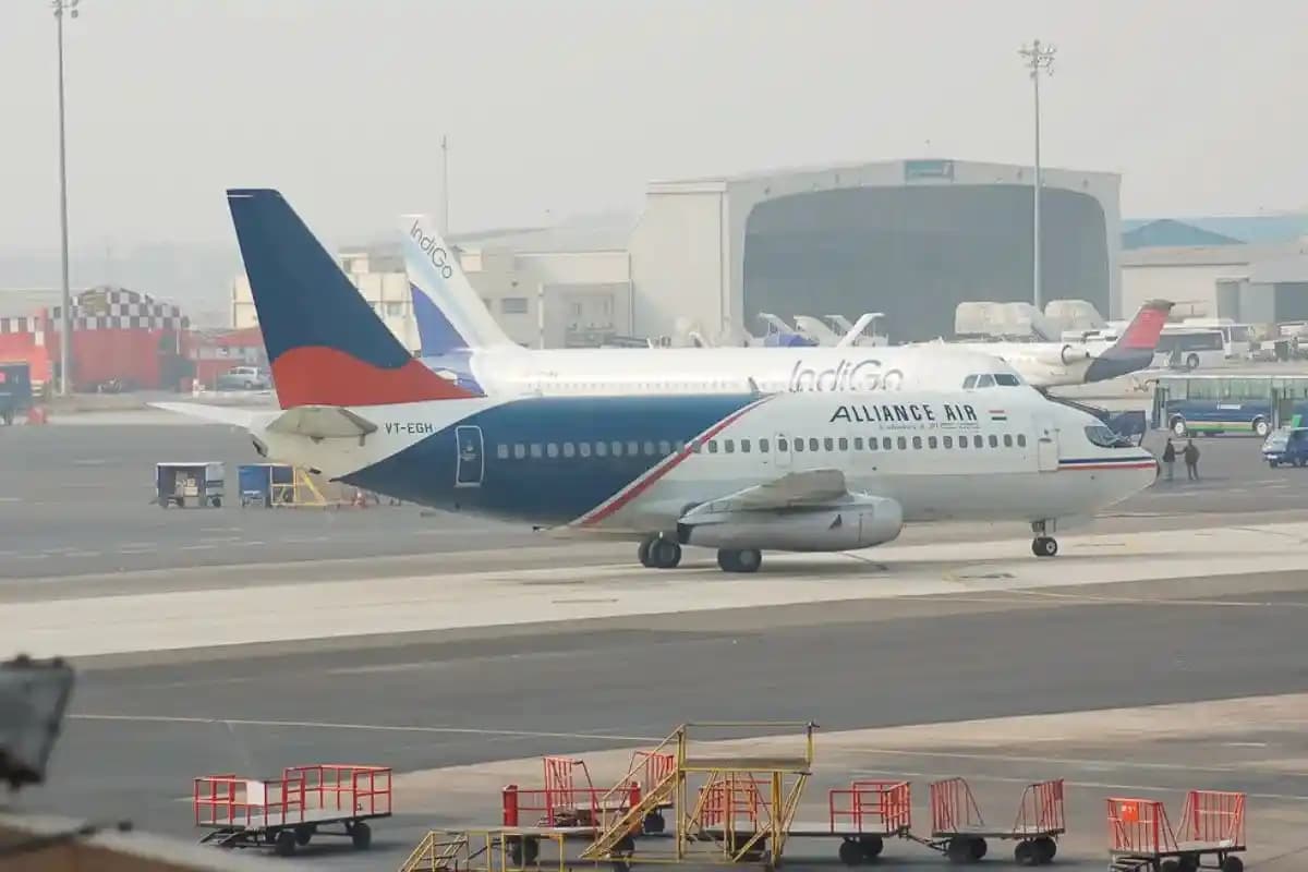 Delhi Airport Flight Delay: दिल्ली हवाई अड्डे पर तकनीकी विफलता, 100 से अधिक उड़ानों में देरी, यात्रियों को झेलनी पड़ी कठिनाई