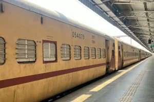 Indian Railways: रेलवे का बड़ा फैसला, दिल्ली से बिहार जाने वाली ट्रेनों पर भीड़ के बीच पार्सल सेवा पर रोक | Bihar Elections