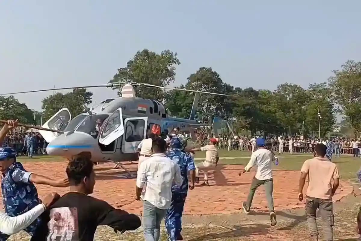 Tejashwi Yadav Sabha: तेजस्वी यादव की जनसभा में मची भगदड़, मंच पर चढ़ने की कोशिश में बेकाबू हुई भीड़, पुलिस ने किया हल्का लाठीचार्ज