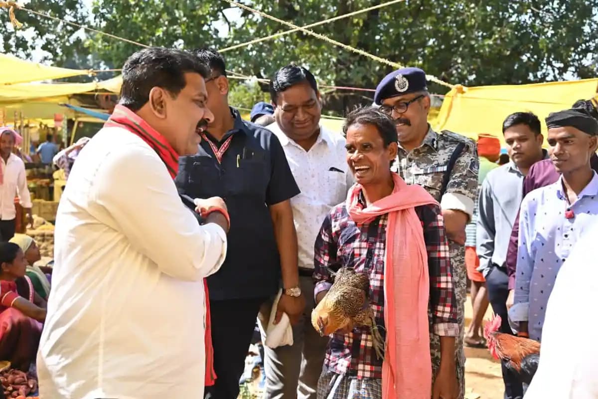 Vijay Sharma: बस्तर में शांति और विकास की नई बयार, गीदम बाजार में ग्रामीणों से की आत्मीय बातचीत