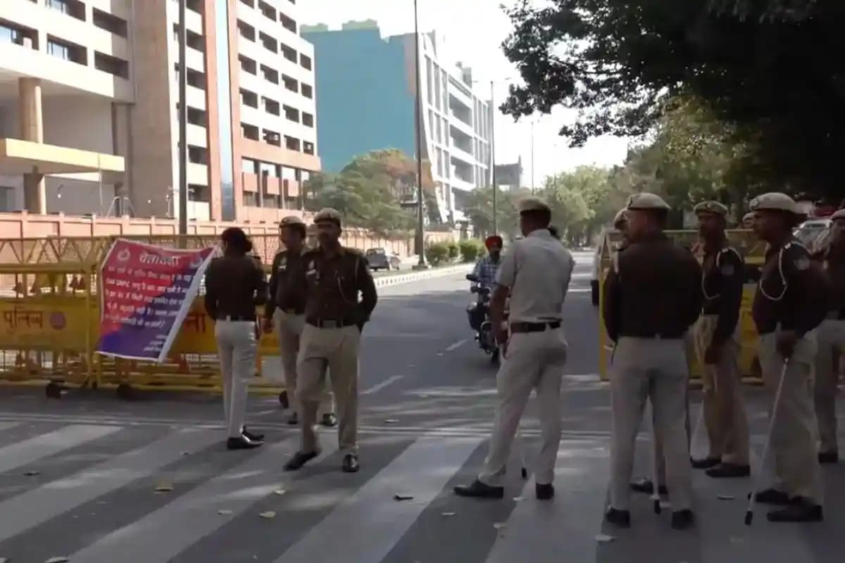 दिल्ली विस्फोट के बाद सतर्कता बढ़ी: पुलिस ने यात्रियों को दी समय से पहले पहुंचने की सलाह