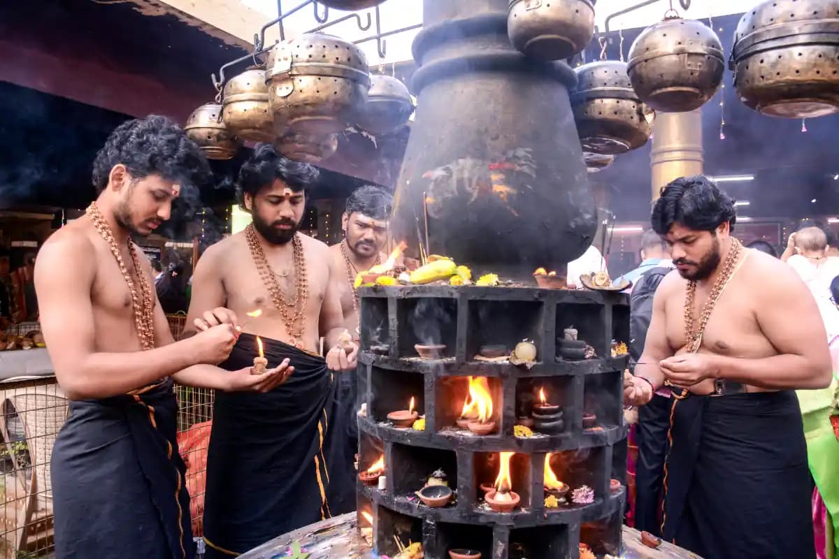 विशाखापत्तनम में कार्तिक सोमवार को भक्तों ने की भव्य दीपारादना पूजा, धार्मिक आस्था का दिखा रंगीन प्रदर्शन
