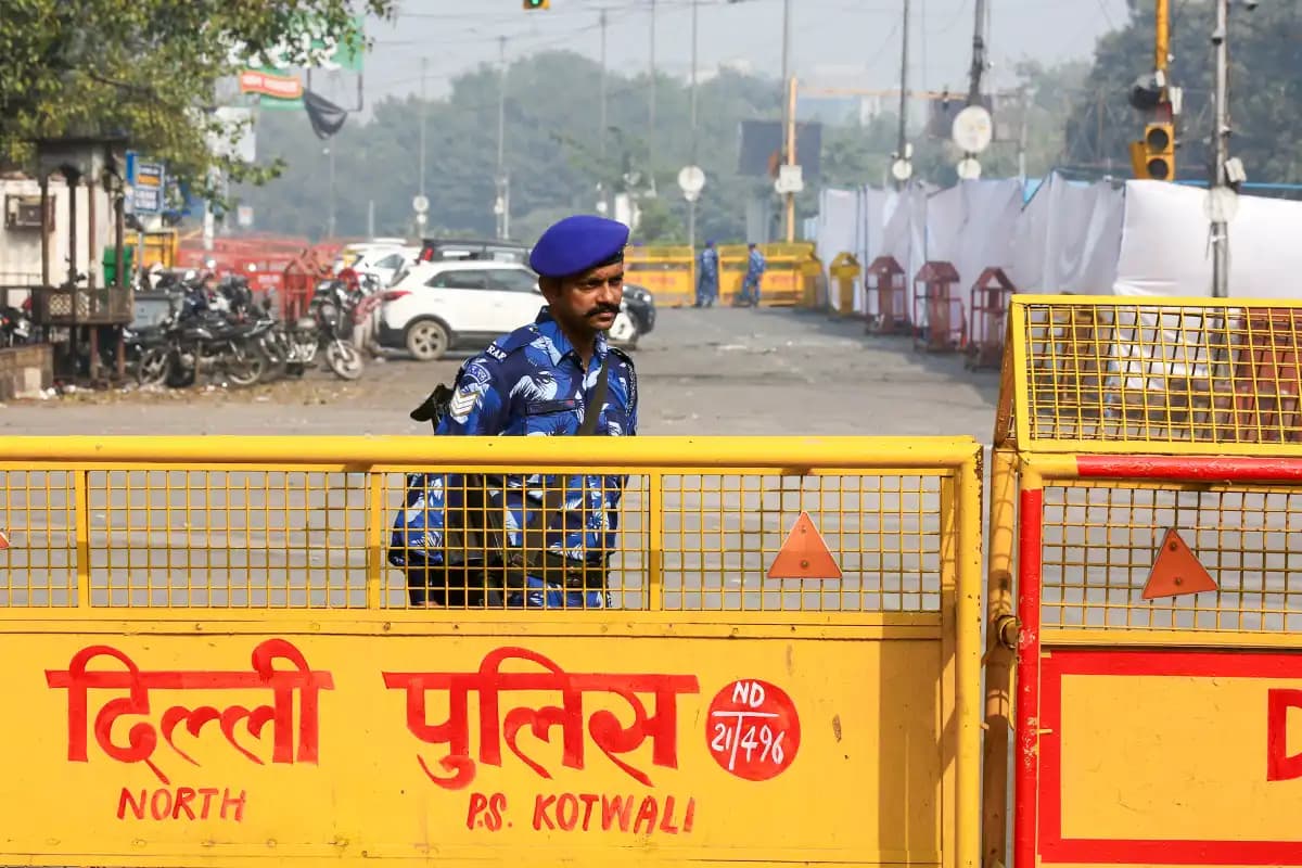 लाल किले की पार्किंग में तीन घंटे तक विस्फोटक जोड़ता रहा उमर: जांच में नए खुलासे