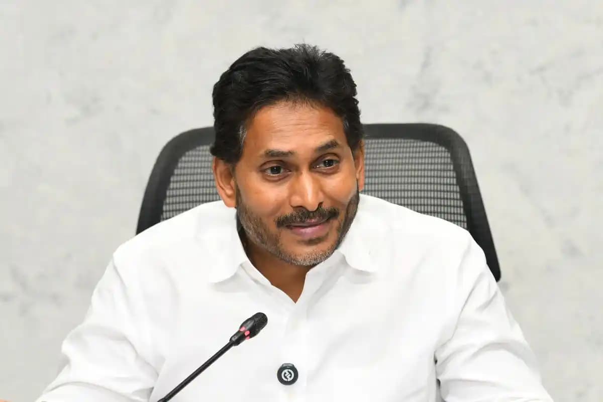 पूर्व मुख्यमंत्री वाई एस जगन मोहन रेड्डी अवैध संपत्ति मामले में सीबीआई अदालत के समक्ष पेश