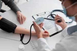 New Labour Codes Changes: भारत में 40 वर्ष से ऊपर कर्मचारियों के लिए निःशुल्क वार्षिक स्वास्थ्य परीक्षण अनिवार्य