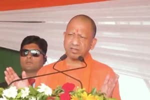 Yogi Government: लखनऊ में राज्यकर अधिकारियों पर बड़ी कार्रवाई