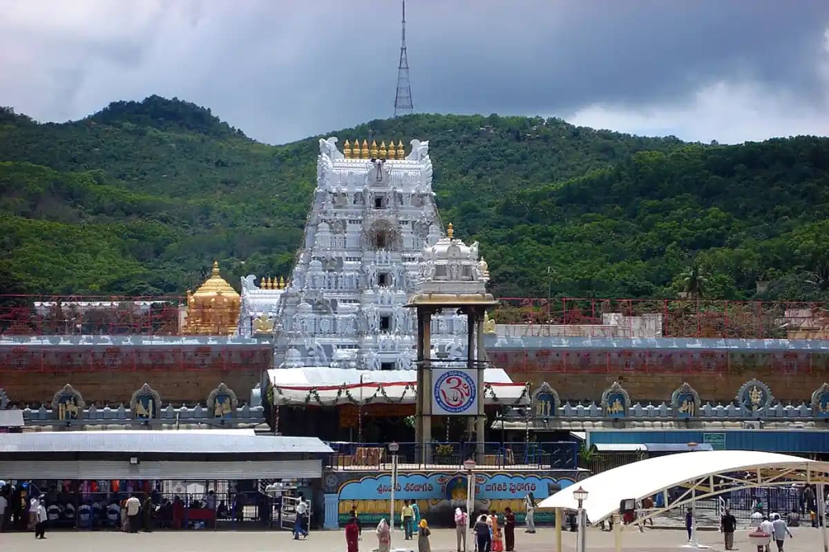 तिरुपति मंदिर में सिल्क दुपट्टा स्कैम का भंडाफोड़, सामने आया लगभग 55 करोड़ रुपये का बड़ा घोटाला, जानें पूरा मामला