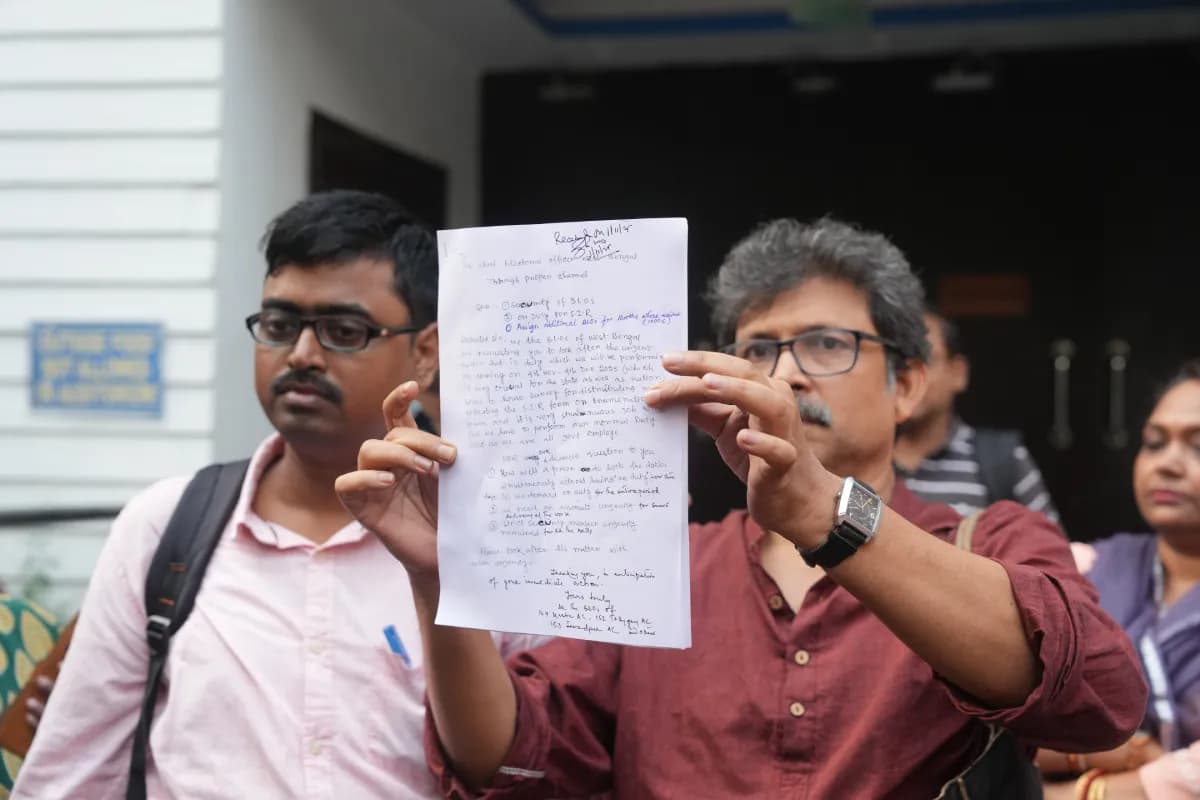 मुख्य निर्वाचन अधिकारी कार्यालय के सामने फिर प्रदर्शन, बीएलओ की बिगड़ती सेहत को लेकर हंगामा