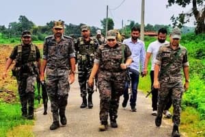 Swarupnagar Border: हाकिमपुर सीमा पर सैकड़ों बांग्लादेशी जमा, भारत छोड़कर जाने की होड़