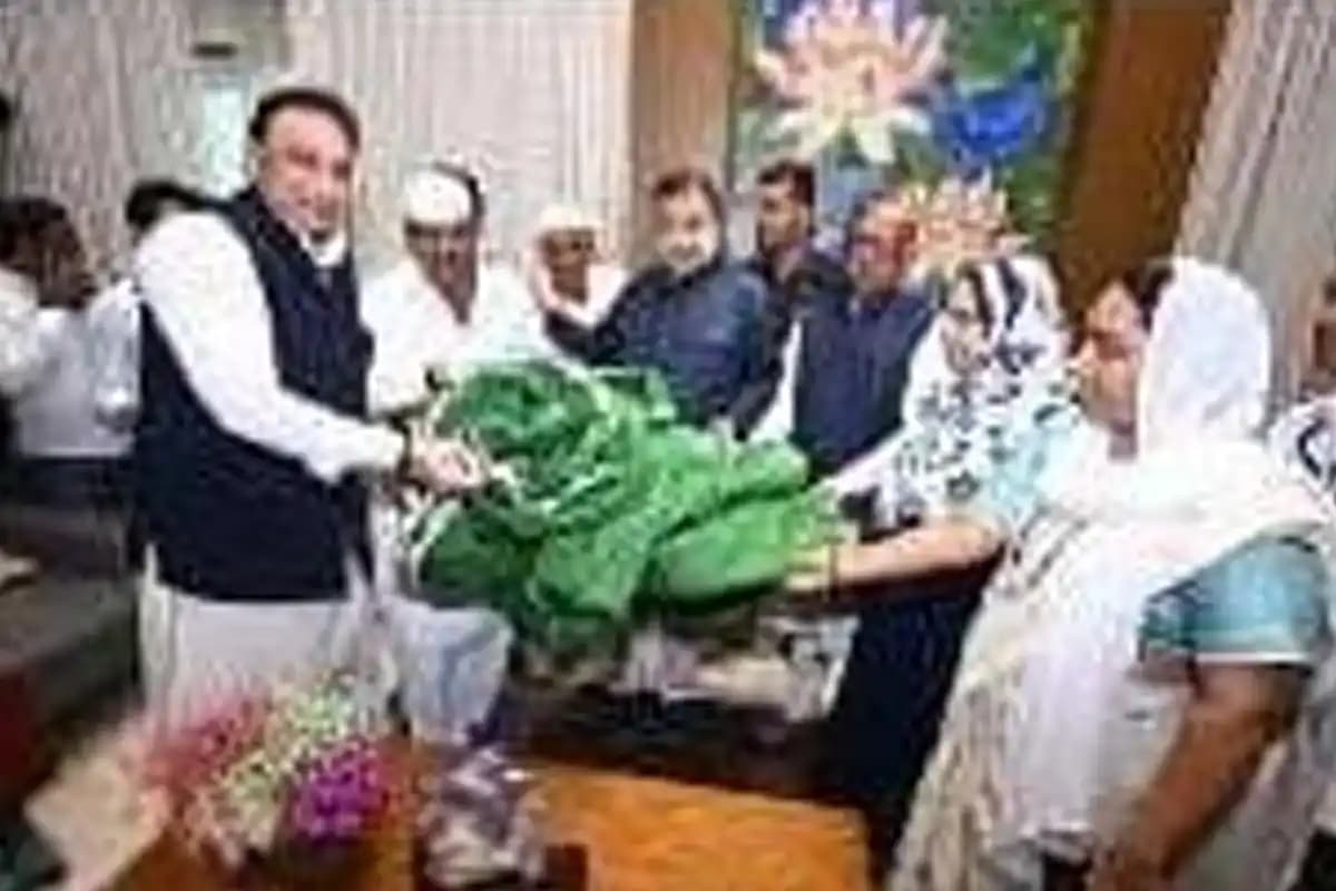 नागपुर के केंद्रीय मंत्री नितिन गडकरी को अजमेर दरगाह के लिए मिली चादर, सलवार शरीफ से आया विशेष प्रतिनिधिमंडल