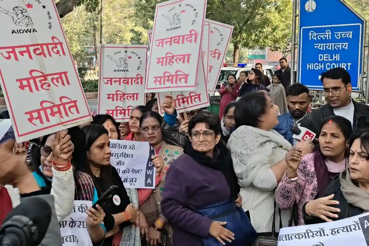 उन्नाव रेप केस: कुलदीप सेंगर के जमानत पर भड़का आक्रोश, हाईकोर्ट के बाहर विरोध प्रदर्शन