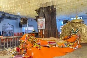 Jamsawali Hanuman Temple: नववर्ष पर हजारों भक्तों ने लिए आशीर्वाद, देखें तस्वीरें