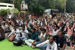 SLST-2 Candidates Protest: बिकाश भवन की ओर अभ्यर्थियों का मार्च, बिधाननगर पुलिस ने किया गिरफ्तार