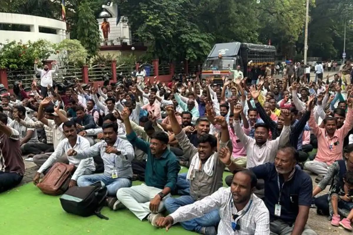 पश्चिम बंगाल में SLST-2 अभ्यर्थियों की बिकाश भवन की ओर कूच, करुणामयी मेट्रो स्टेशन के पास पुलिस ने किया गिरफ्तार