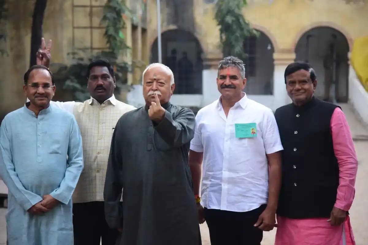 नागपुर में सबसे पहले मतदान मोहन भागवत ने किया
