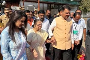 CM Devendra Fadnavis Family Voting: मुख्यमंत्री देवेंद्र फडणवीस ने परिवार के साथ डाला वोट