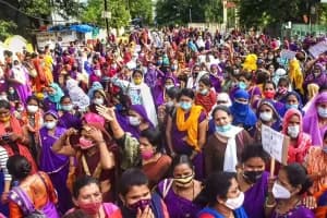 Hingalganj Asha Worker Protest: पुलिस ने स्वास्थ्य कार्यकर्ता को रोका, थाने के सामने जोरदार विरोध प्रदर्शन