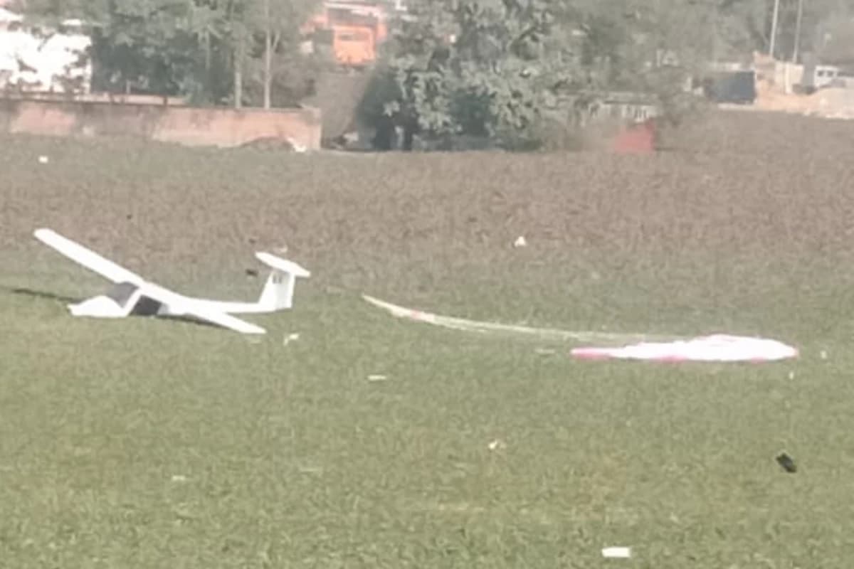 प्रयागराज में वायुसेना का ट्रेनिंग विमान क्रैश, शहर के बीच तालाब में गिरा एयरक्राफ्ट