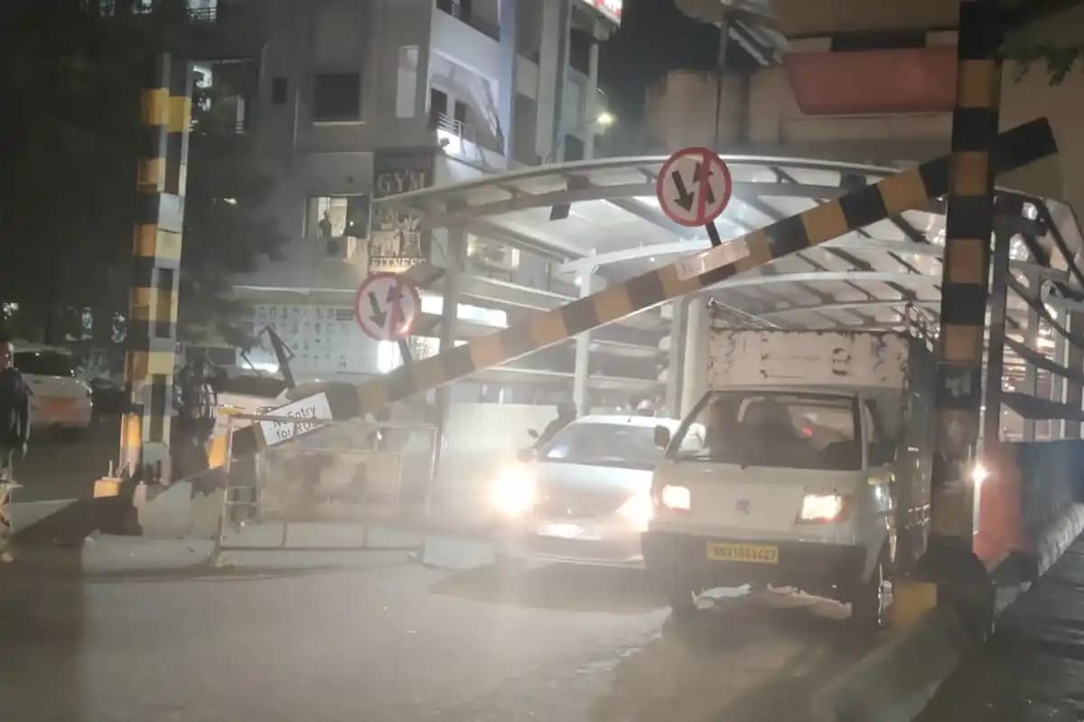 नागपुर के उज्जवल नगर अंडरपास में बेरियर गिरने से मची अफरातफरी, लोग बाल-बाल बचे
